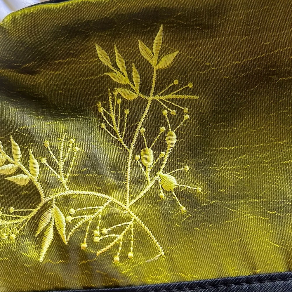 Beautiful hand-embroidered handbag in rich green color - Picture 16 of 16